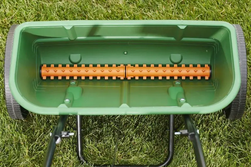 Scotts Turf Builder Classic Drop Spreader – Manual Broadcast Tool for Seed & Fertilizer